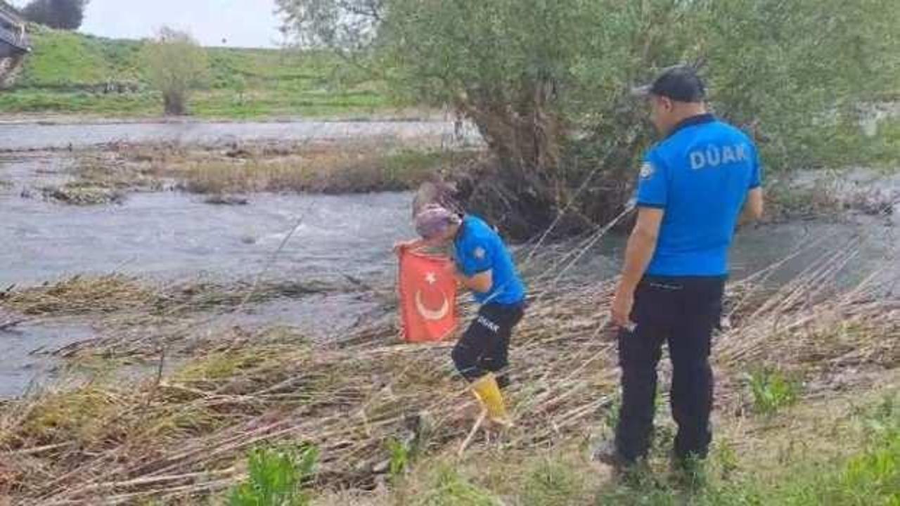 Dicle Nehri’nde arama kurtarma faaliyetinde olan ekibin ‘Türk bayrağı’ hassasiyeti