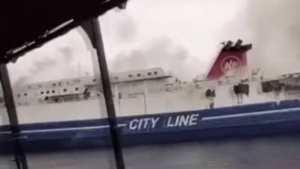 Endonezya'da turist gemisinde yangın