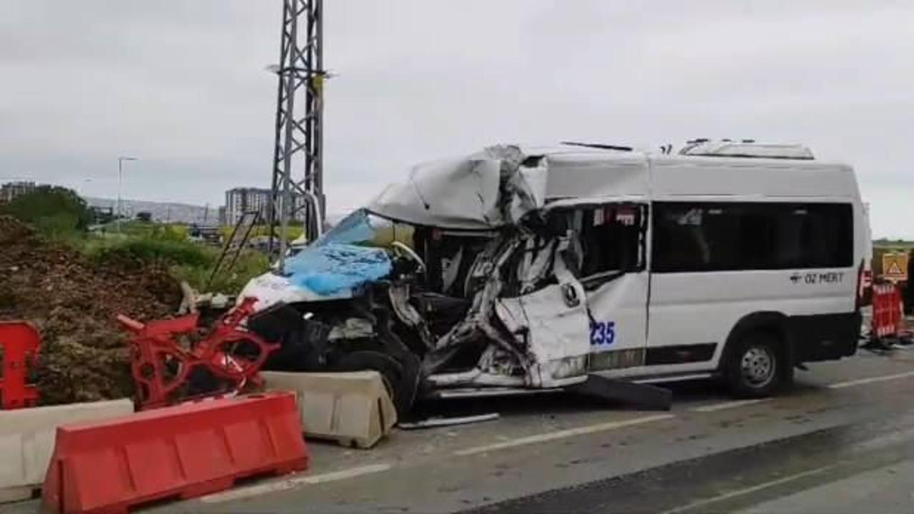 İşçileri taşıyan servis minibüsü ile midibüs çarpıştı: Yaralılar var!