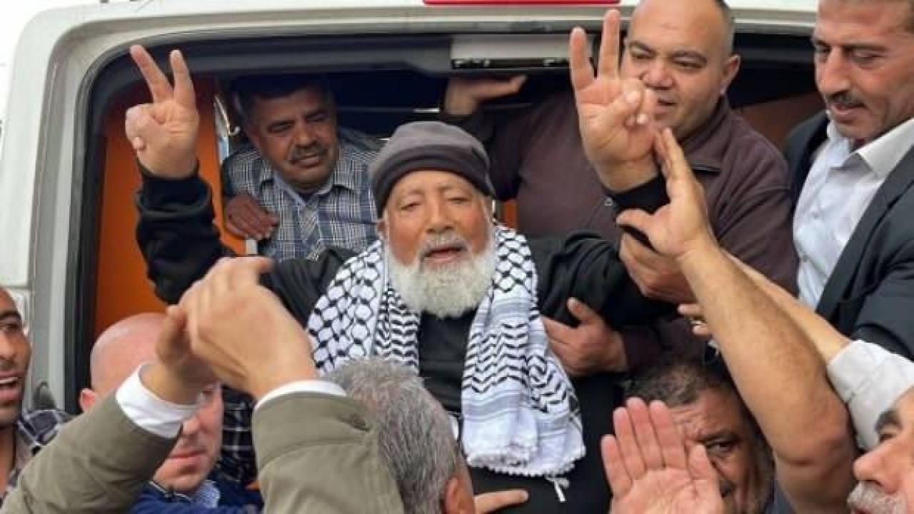 İsrail hapishanelerindeki en yaşlı Filistinli 17 yıl sonra özgür