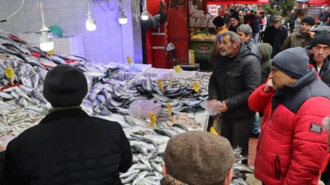 Karadeniz'deki fırtına balık avını aksattı, tezgahlar buzhane balıklarına kaldı