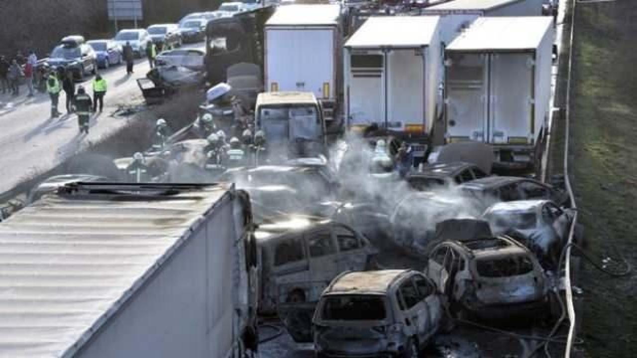 Macaristan'da zincirleme kaza: 42 araç birbirine girdi