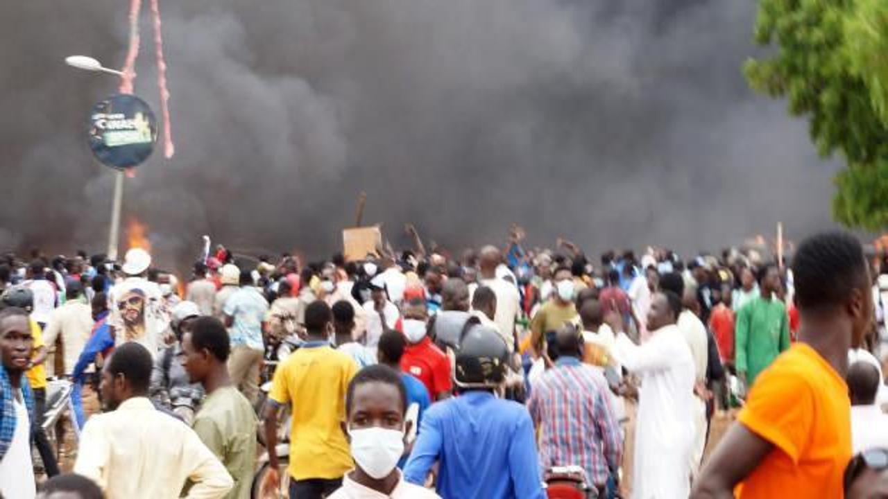 Nijer'de darbe destekçileri sokağa indi
