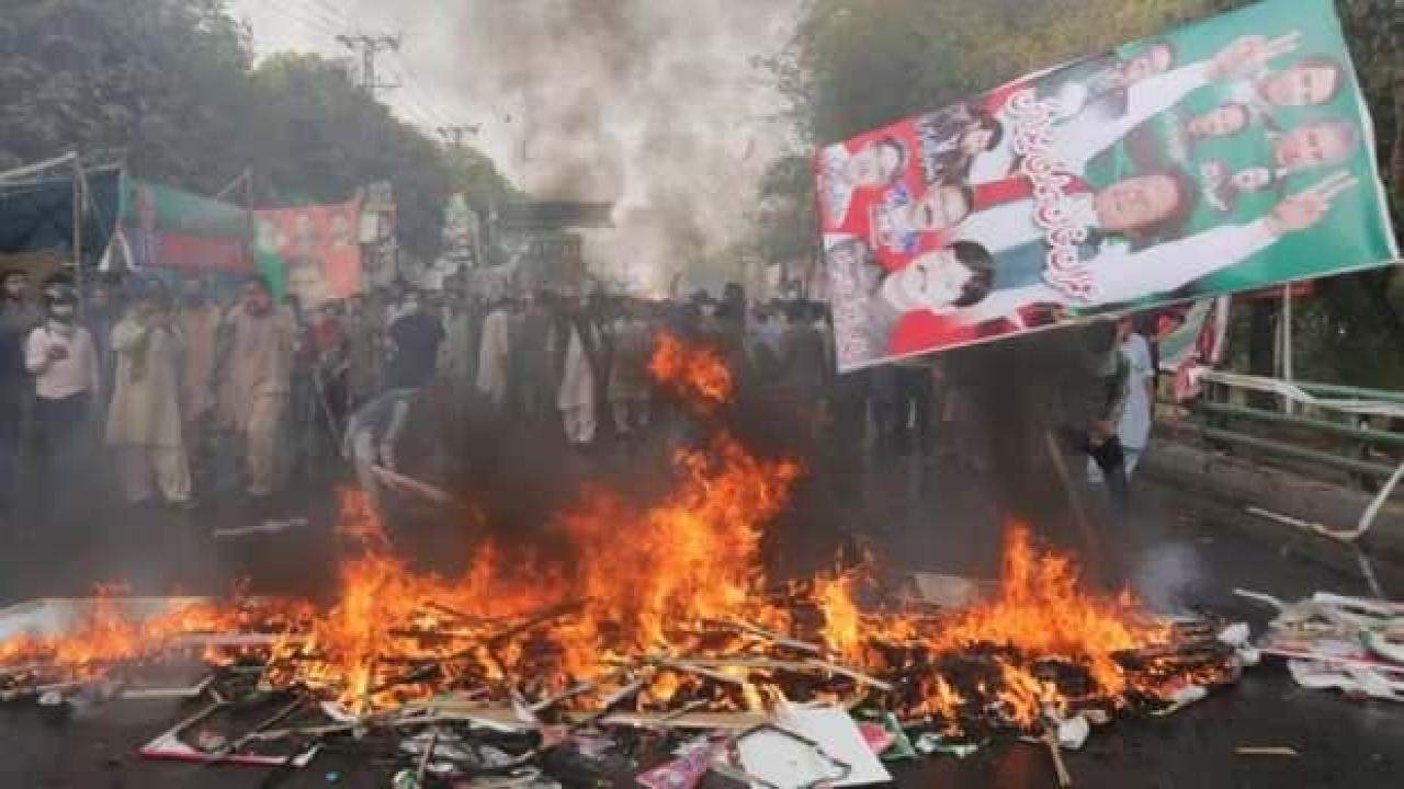 Pakistan'da çatışmalar sürüyor: İmran Han destekçileri ile polis karşı karşıya