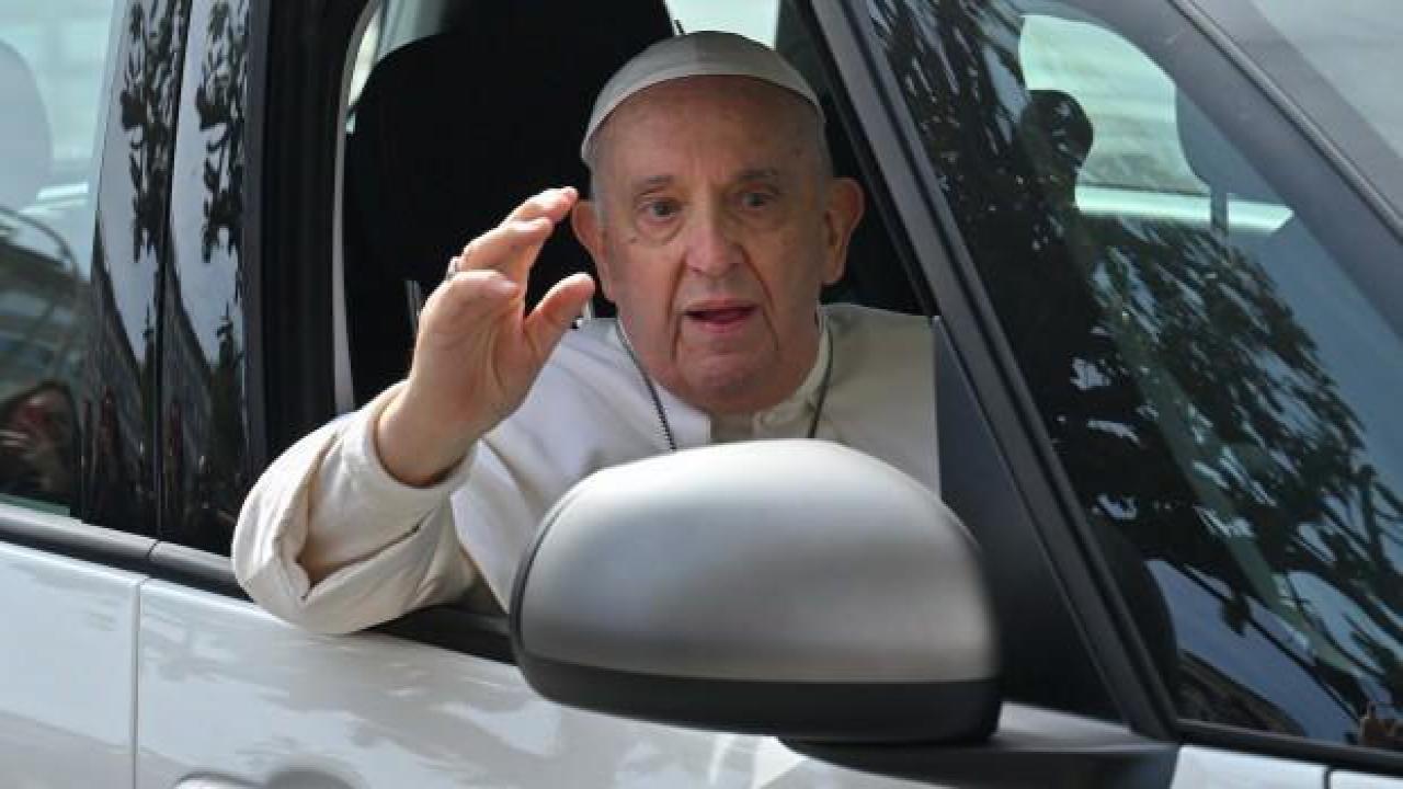Papa taburcu edildi: Hala yaşıyorum