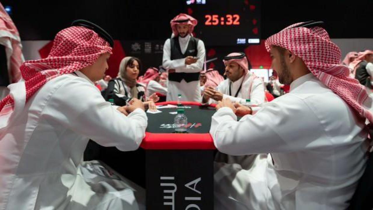 Suudi Arabistan'da şaşırtan manzara! Kadın erkek karışık 'iskambil' turnuvası...