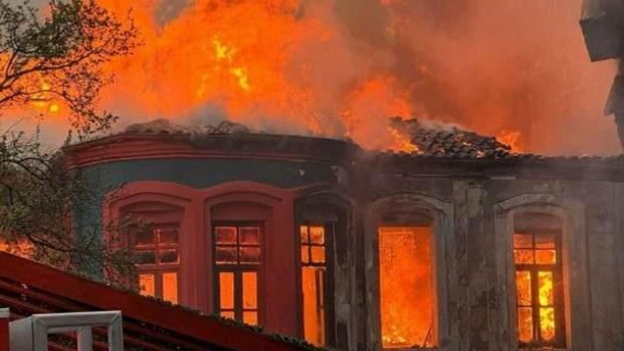 Tarihi bina alev alev yandı