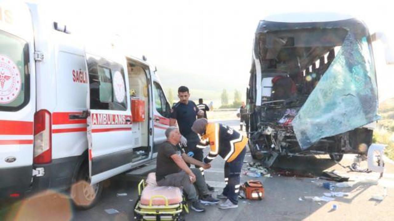 Yolcu otobüsü ve kamyonet kafa kafaya çarpıştı: Çok sayıda yaralı