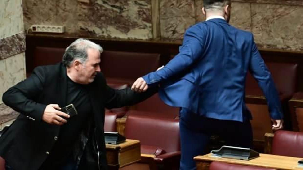 Yunan meclisinde ortalık karıştı: Yumruklar havada uçuştu
