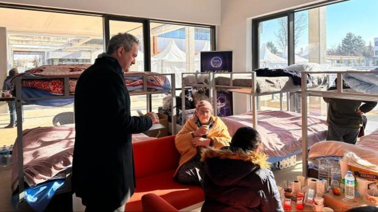 Bakan Özer'den okulda konaklayan depremzedelere ziyaret
