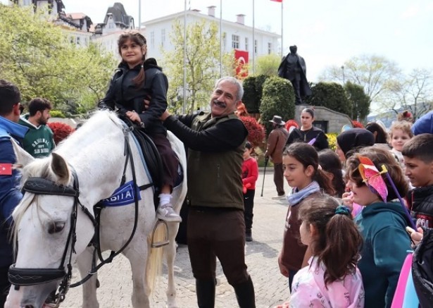 Başkan Ali Ercan Akpolat’tan Çocuklara At Sürprizi