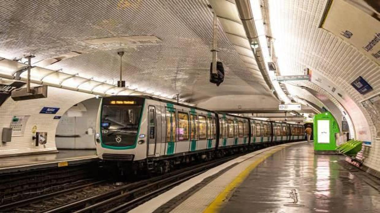 Fransa'da ceketi metronun kapısına sıkışan kadın hayatını kaybetti