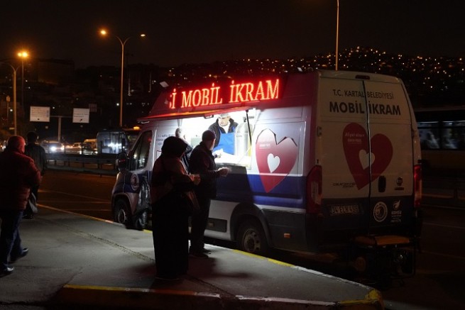 Kartal Belediyesi’nden Vatandaşlara Sıcak Çorba İkramı 