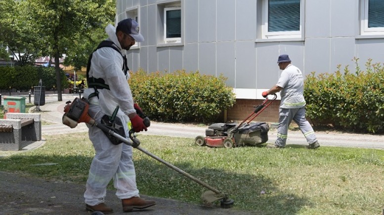 Kartal'ın Parklarında Yaz Temizliği Devam Ediyor