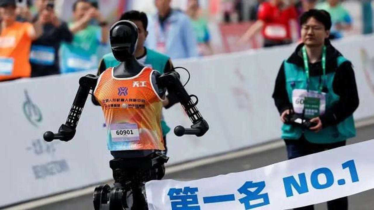 Korkulan oldu: Çin'de insan-robot yarışını robot açık ara farkla kazandı