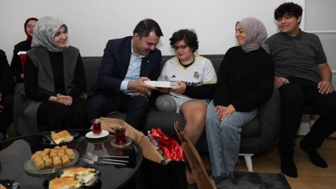 Murat Kurum'dan depremzede aileye ziyaret