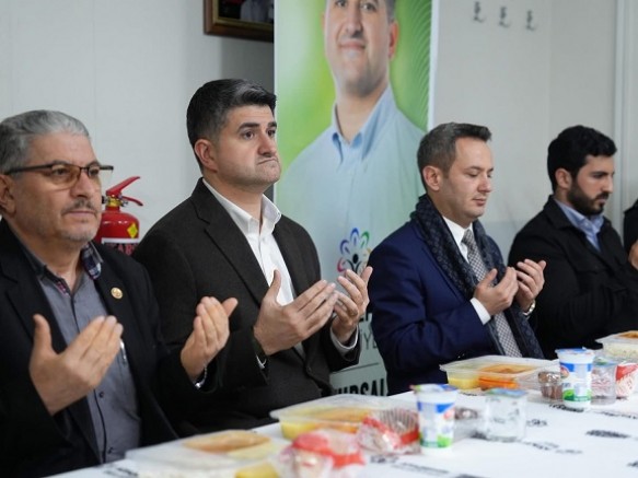 ONURSAL ADIGÜZEL İLK İFTARINI ESATPAŞA’DA VATANDAŞLARLA AÇTI
