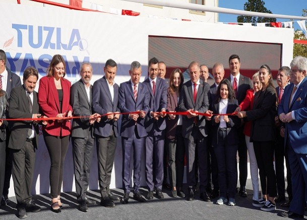 Özgür Özel, Cumhuriyet Bayramı’nda Tuzla Yaşam Aydınlı’nın Açılışını Gerçekleştirdi