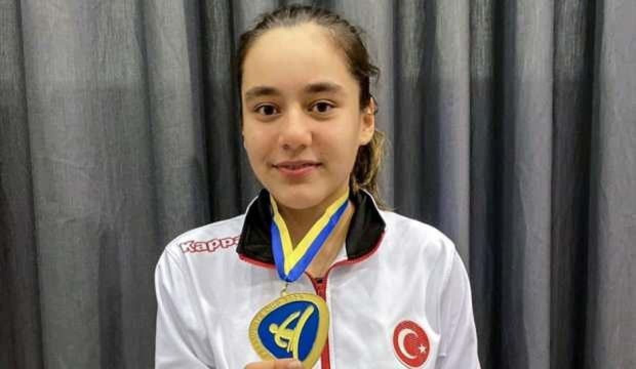 16 yaşında büyüklerde milli takıma seçildi