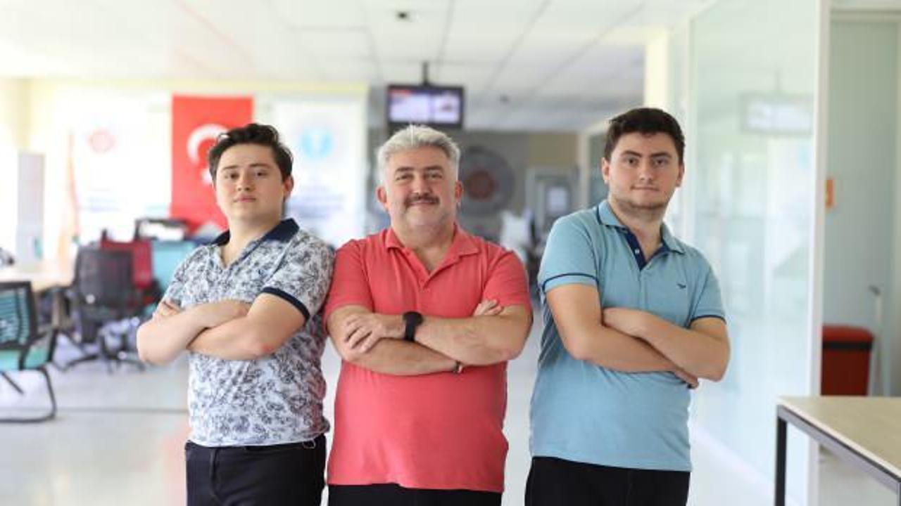 18 üniversite bitirdi! İki oğluyla sınıf arkadaşı oldu