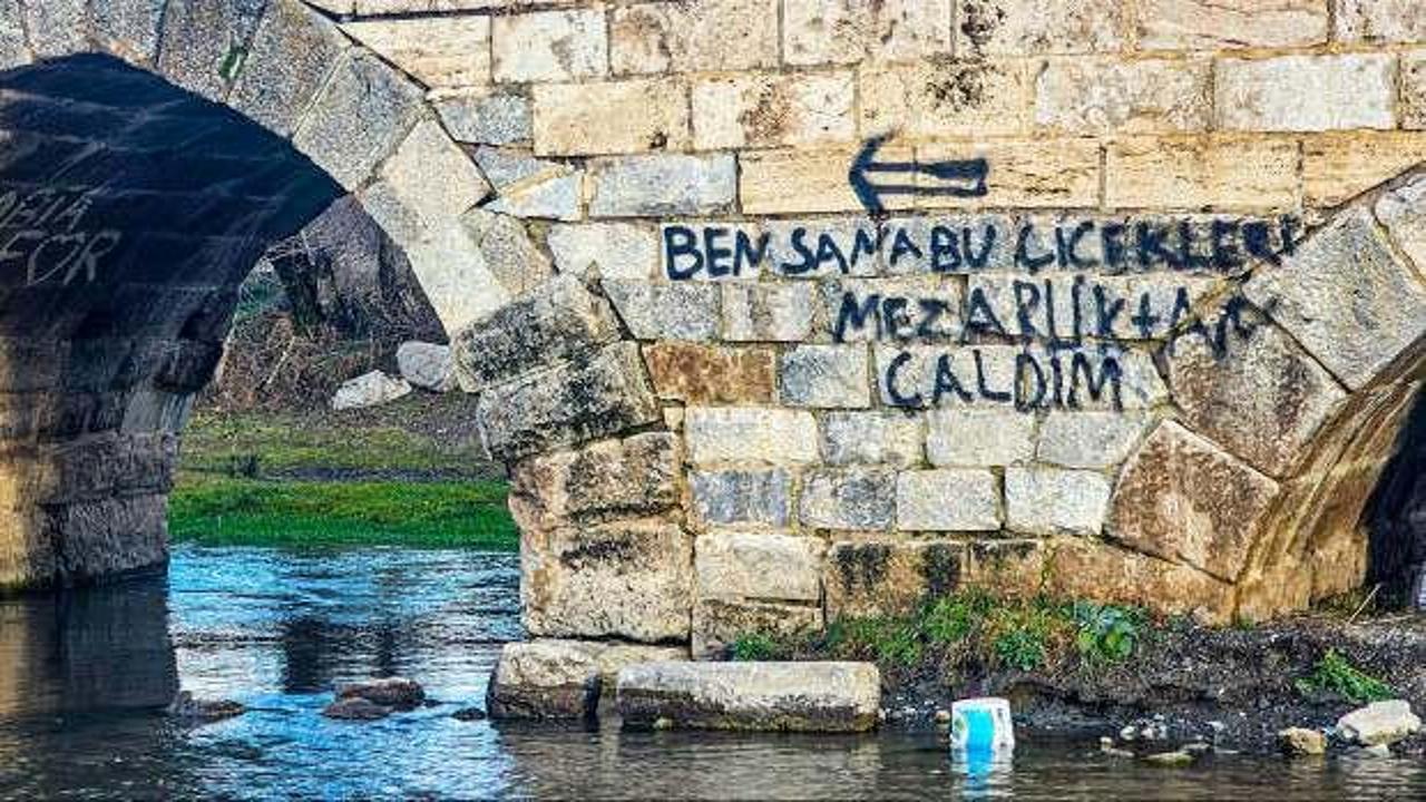 2 bin yıllık tarihi köprüye büyük saygısızlık!