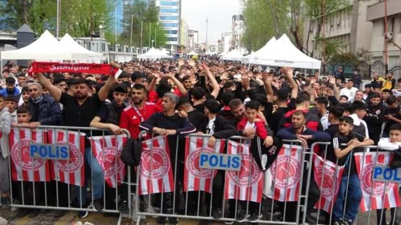 2. Lig ekibinin taraftarından büyük destek! Sokakları tribüne çevirdiler