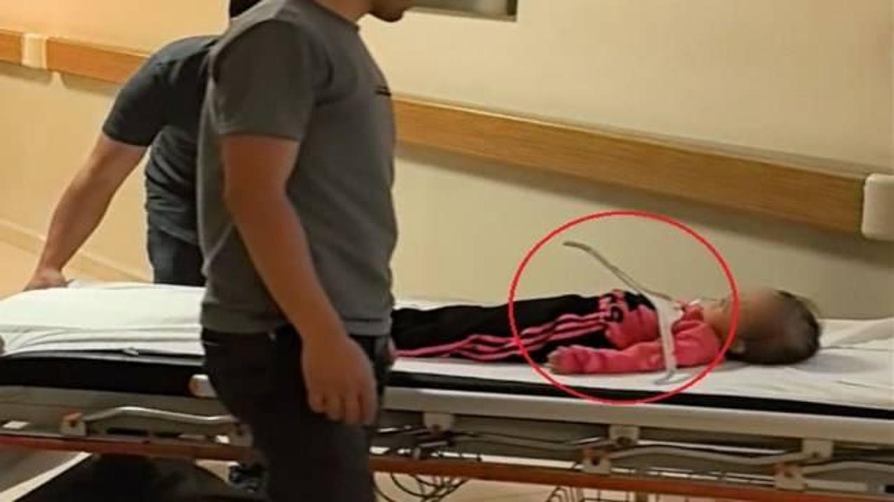 2 yaşındaki Meryem’in oynadığı askı çenesine saplandı