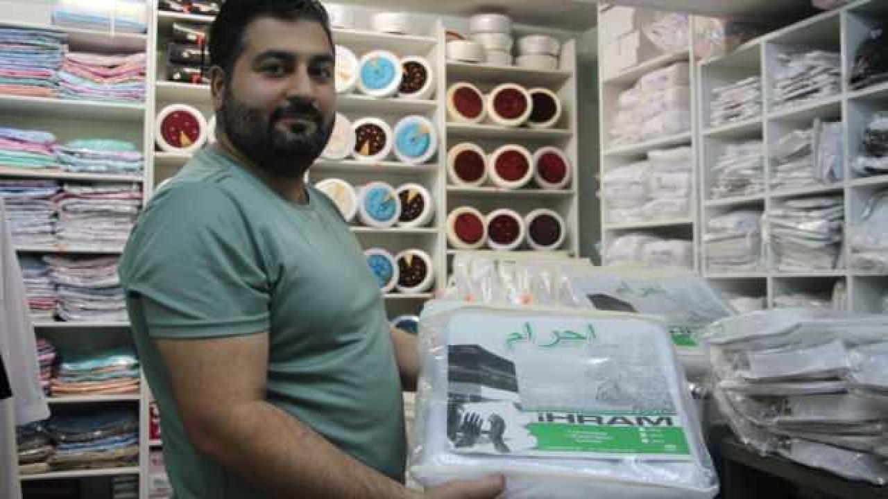 2 yıl aradan sonra işleri açıldı, hac malzemesi satan esnafın yoğunluğu başladı