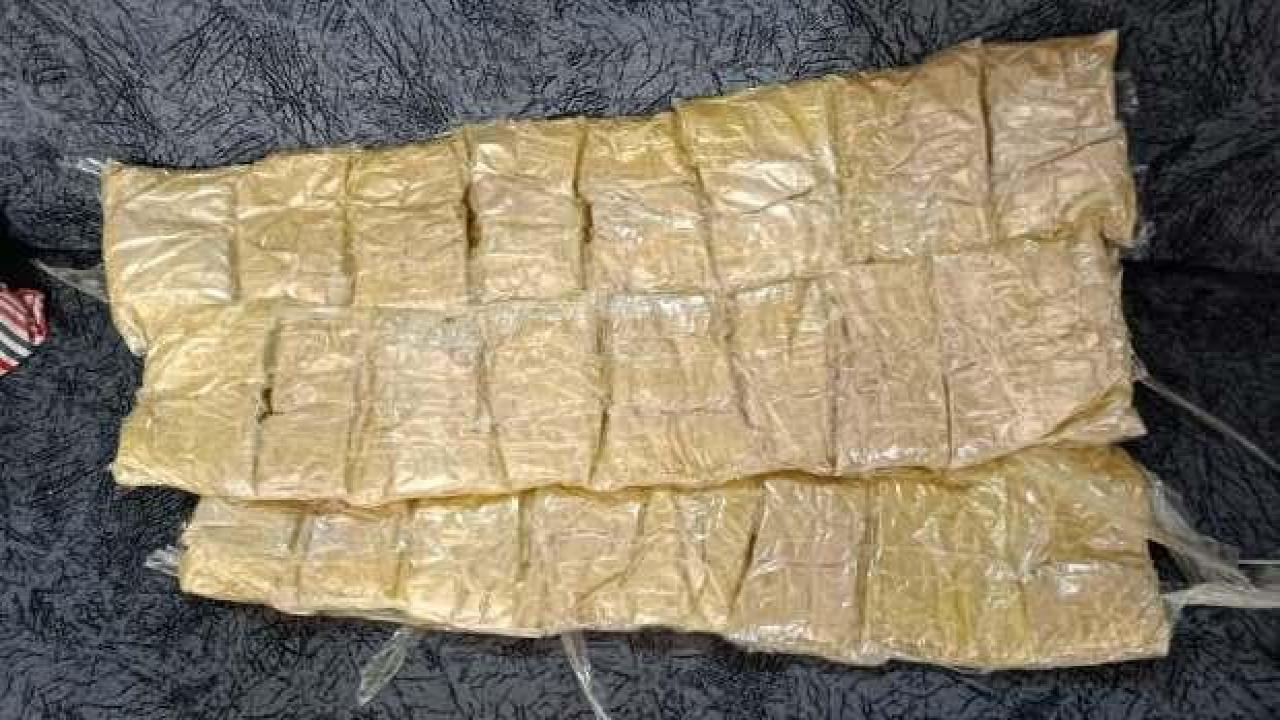 2 yolcunun üzerinden 10 kilogram eroin çıktı