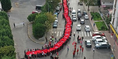 350 metrelik dev bayrak Tuzla sokaklarında el üstünde taşındı