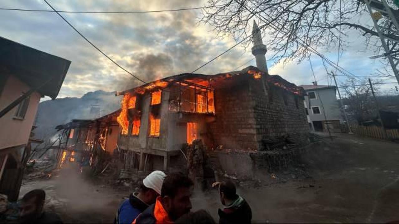 4 ev, cami ve lojman yandı! Kaymakamdan açıklama!