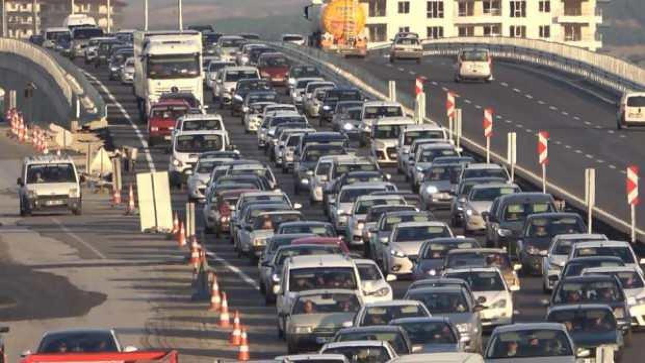 43 ilin geçiş güzergahında trafik kilit