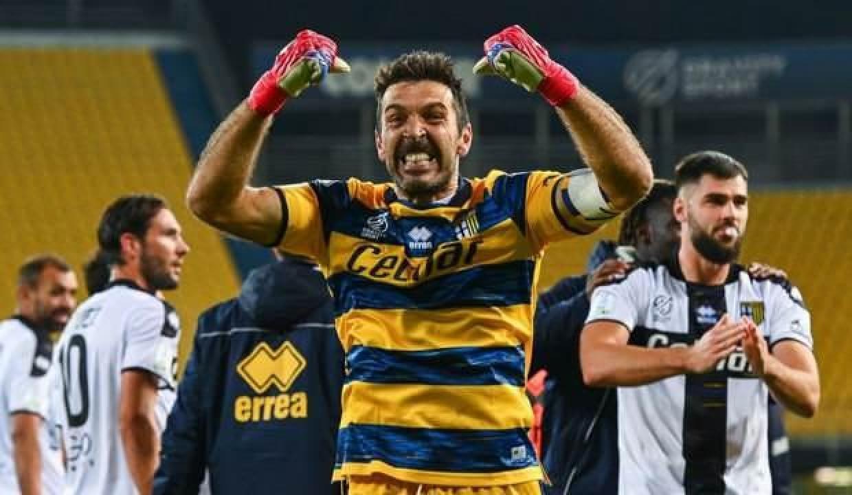 44 yaşındaki Gianluigi Buffon yeni sözleşmeye imza attı