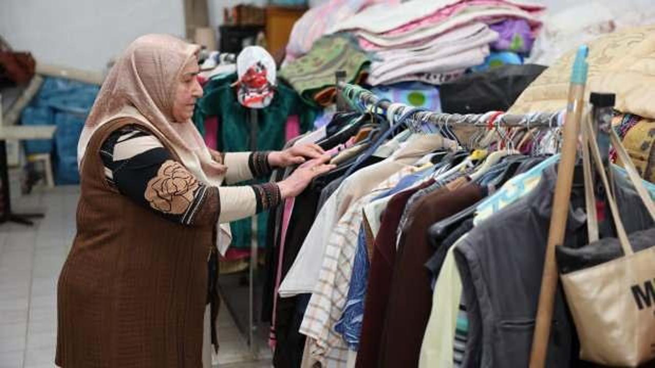 45 yıldır eski kıyafetleri evinde yıkadıktan sonra ihtiyaç sahiplerine ulaştırıyor