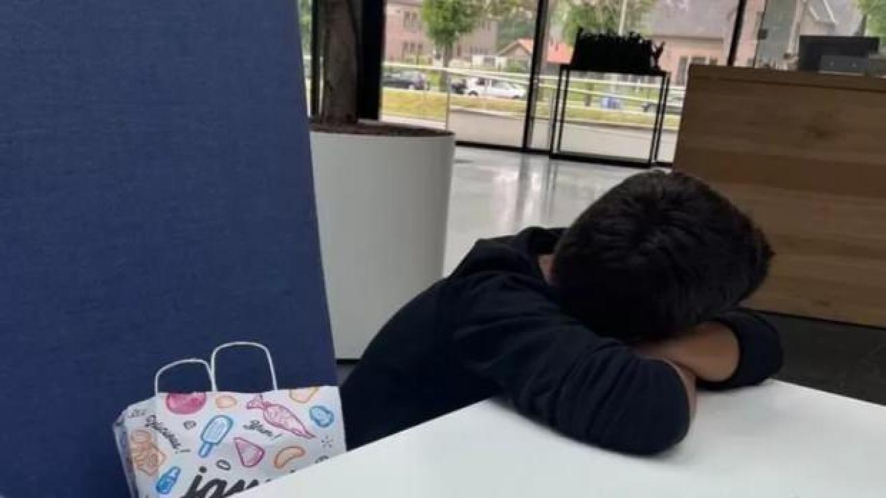5 yaşındaki depremzede çocuk Hollanda’da tek başına bulundu