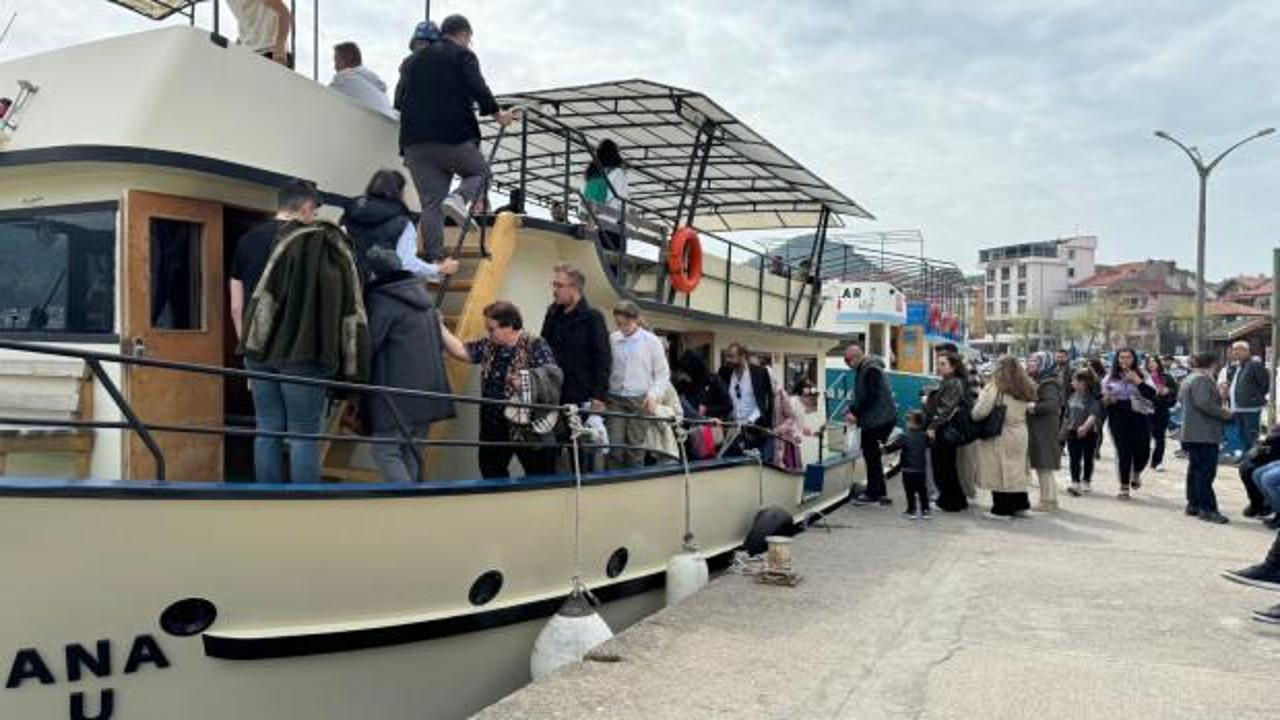 6 bin nüfuslu Amasra'ya 3 günde 100 bin araç giriş yaptı
