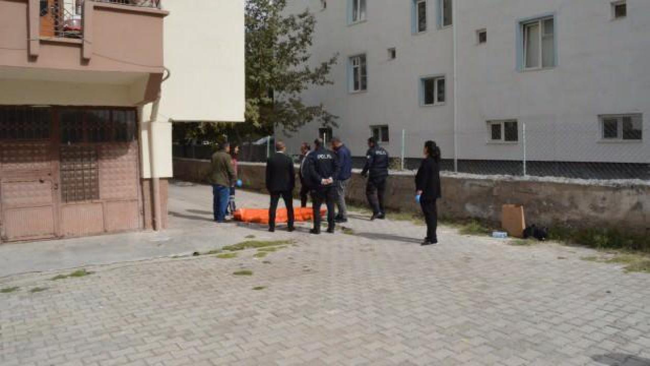 6 katlı binanın çatısında kiremitleri kontrol ederken düşüp öldü