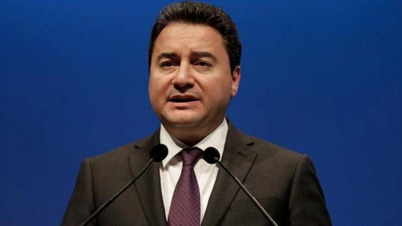 6'lı masada ilk ihanet! Babacan masanın altına el uzattı...