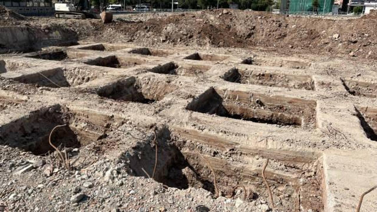 89 kişiye mezar olmuştu: Galeria Sitesi’nin zemin blokları gözüktü