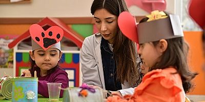 AÇEM’Lİ MİNİKLER SOKAK HAYVANLARI İÇİN MAMA VE SU KABI YAPTILAR