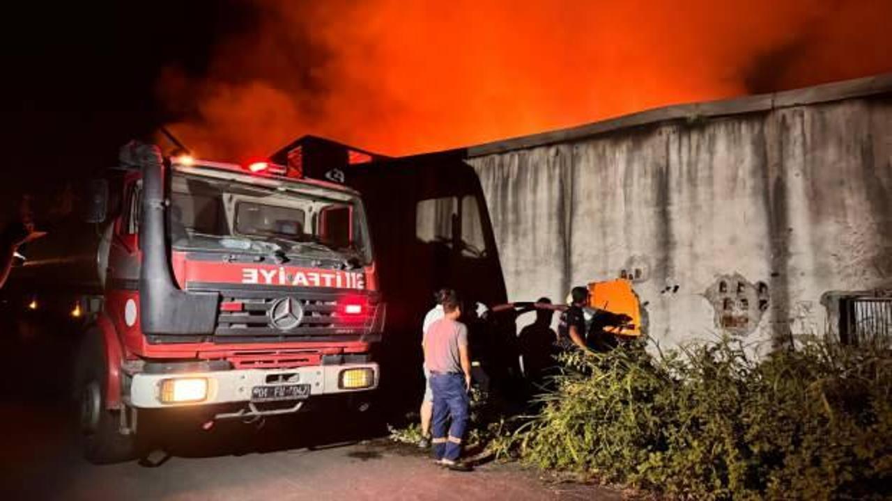 Adana'da ahşap imalathanesinde yangın!