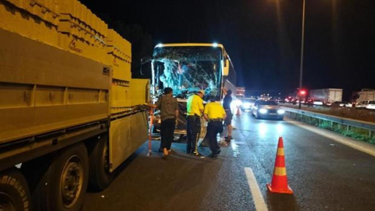 Adana'da biri otobüs 7 araç kazaya karıştı: 16 yaralı