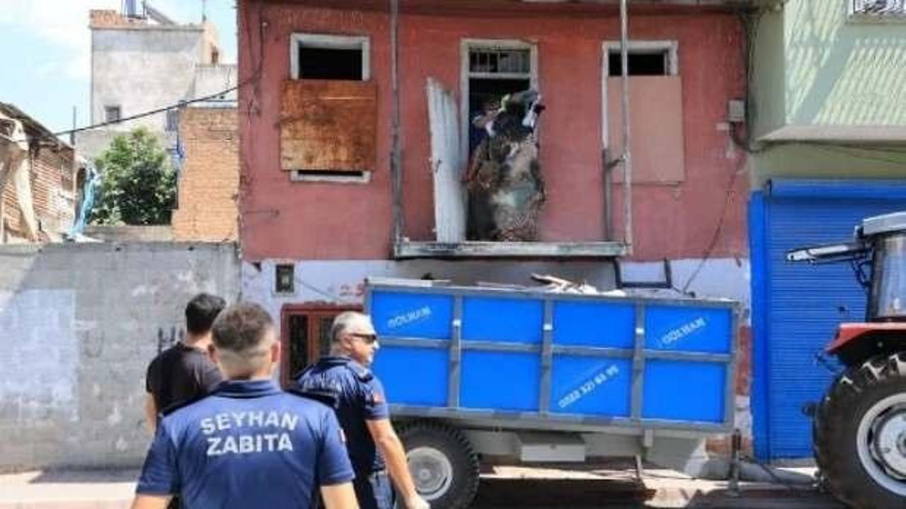 Adana'da metruk evden iki römork çöp çıktı