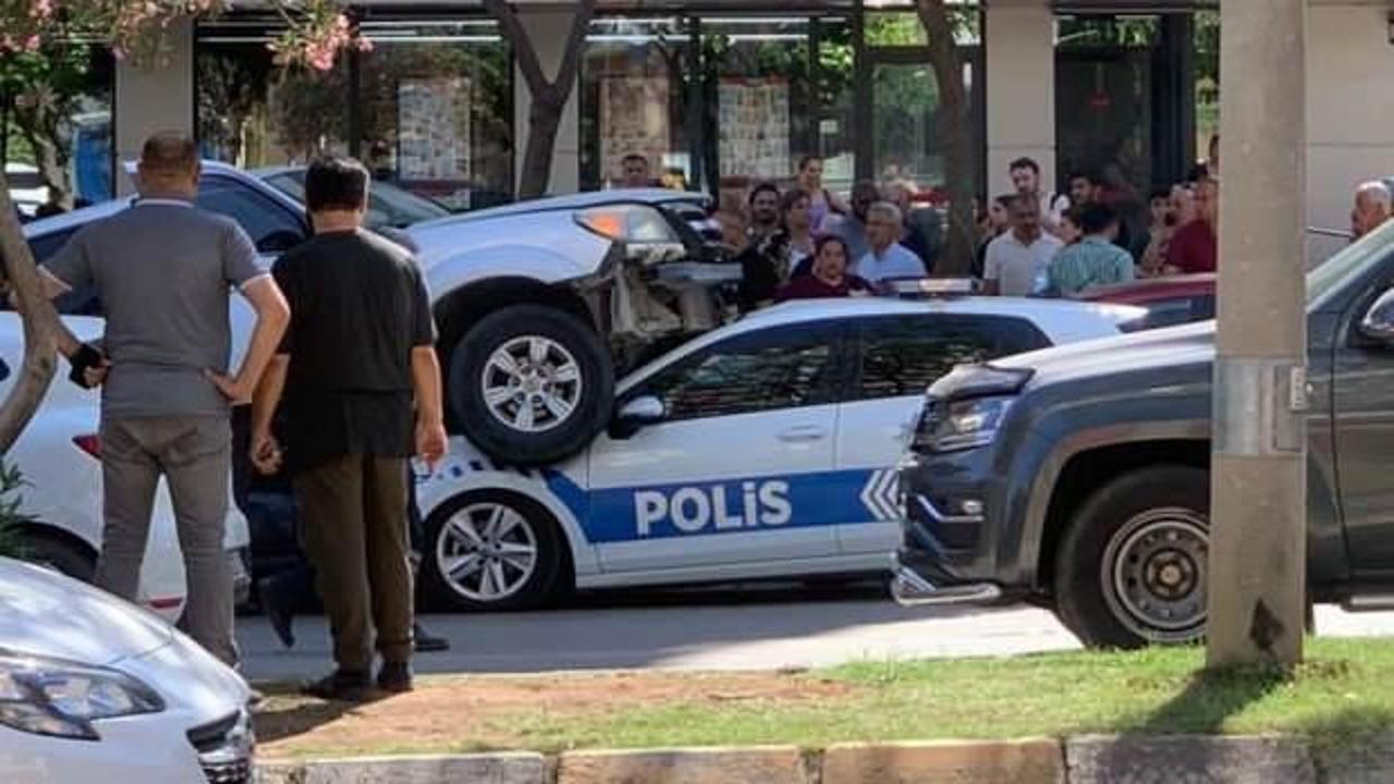 Adana'da pikap polis aracının üzerine çıktı: 1'i polis, 2 yaralı