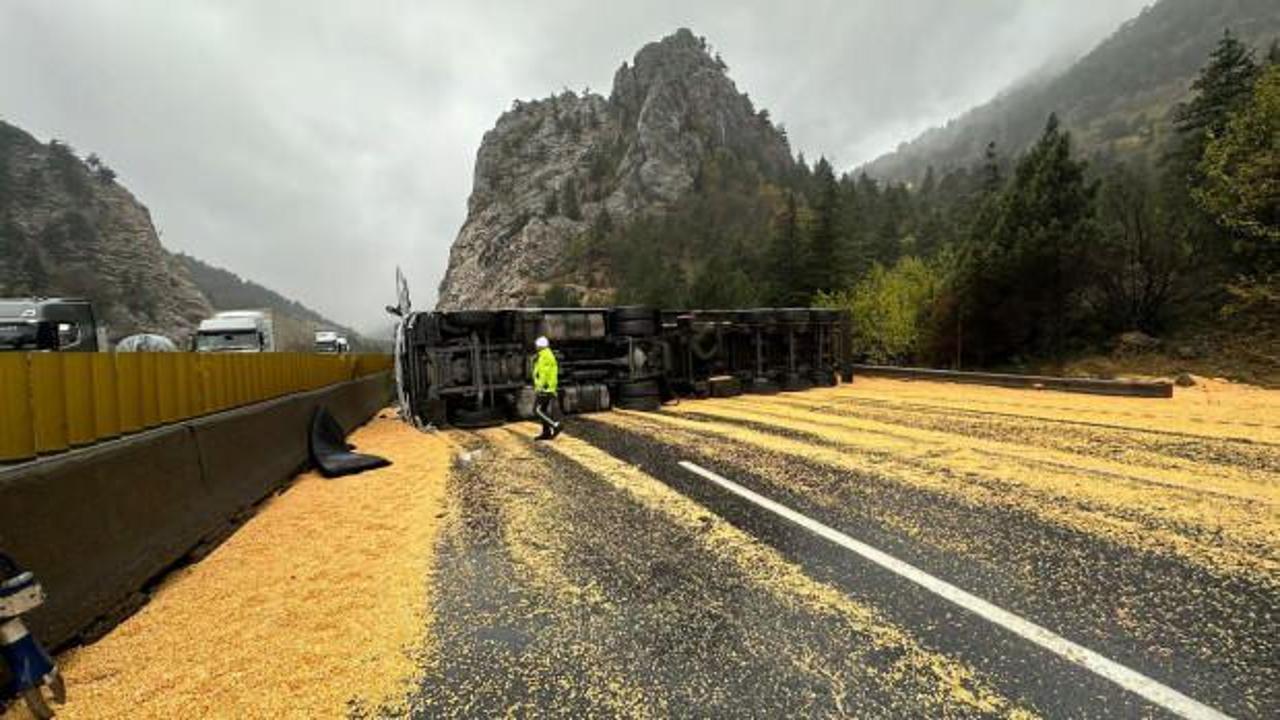 Adana'da tahıl yüklü tır devrildi, yol kapandı