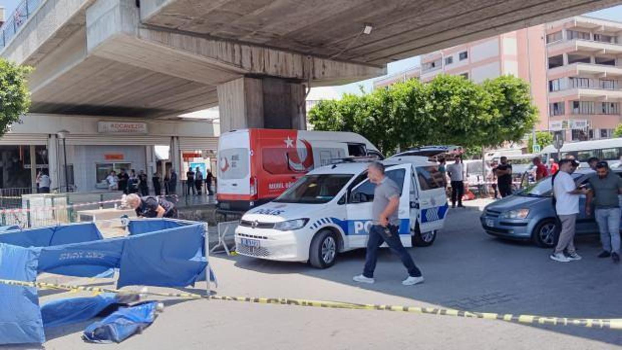 Adana'da trafik ışıklarında silahlı saldırı! 1 kişi öldü, yaralılar var!