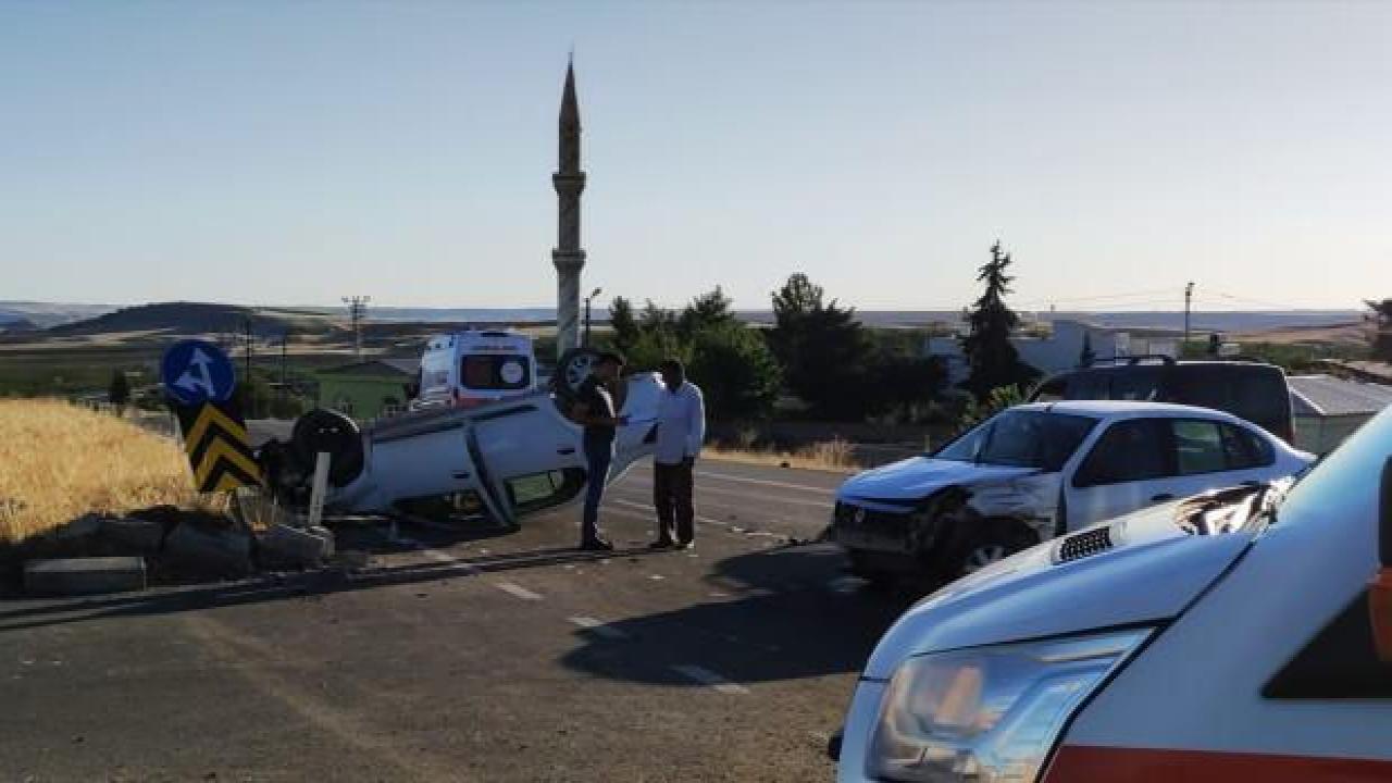 Adıyaman'da iki otomobil çarpıştı 5 kişi yaralandı
