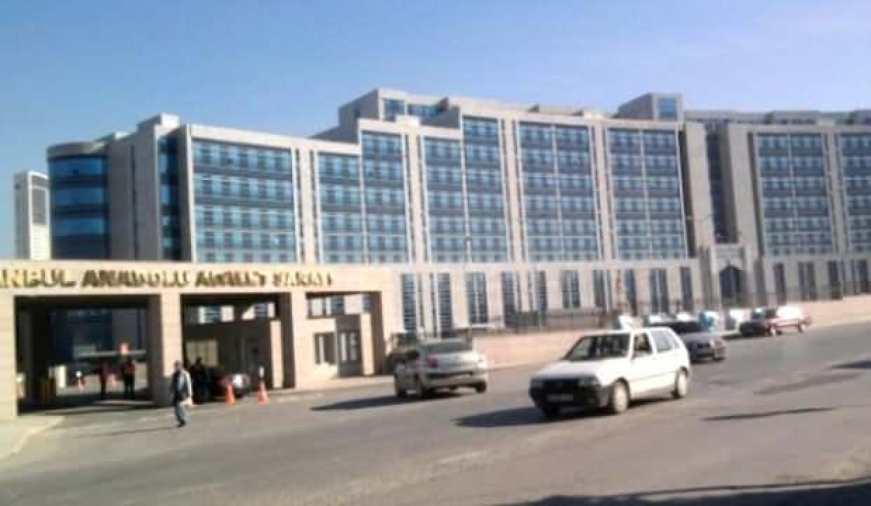 Adliye koridorunda boşanmak istediği eşinden dayak yedi