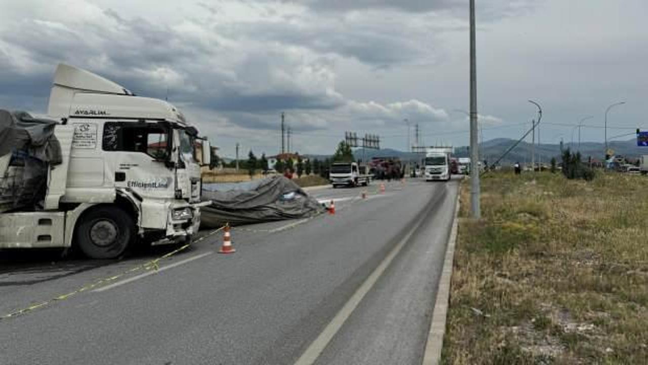 Afyonkarahisar'da feci kaza: 2 kişi öldü, 1 yaralı