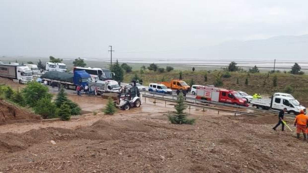 Afyonkarahisar'da heyelan! Araçlar toprak altında kaldı: 1 ölü, 1 yaralı